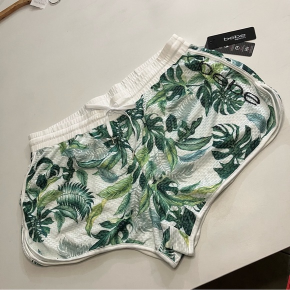 Bebe | Tropical Green Leaf Print Shorts - Picture 5 of 10